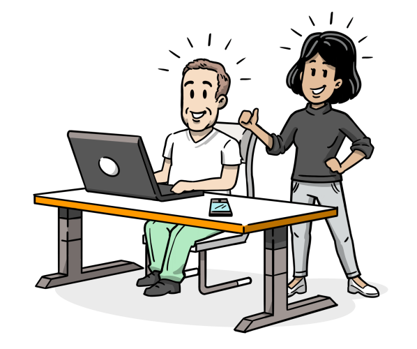 Two colleagues, one is sitting at a desk infront of a laptop, and the other ist standing next to the desk. Both are happy.